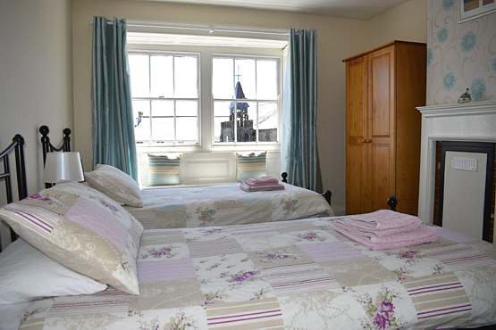 Twin bedroom overlooking the square Hartland